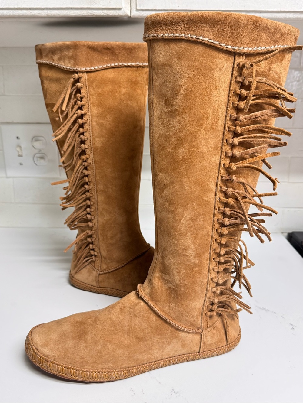 UGG Boots Womens Fringe Mammoth Moccasin Tan Suede Boots - Size 9.5